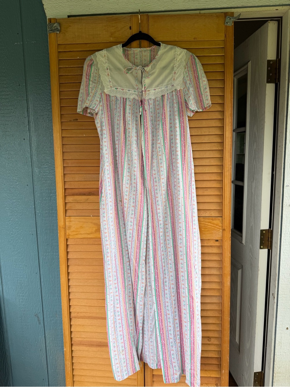 Vtg handmade Pink Stripe short sleeve robe   Lace Collar neckline cottagecore